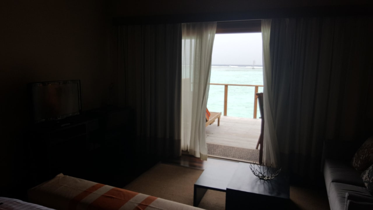 Wasservilla vom Bett Meeru Maldives Resort Island