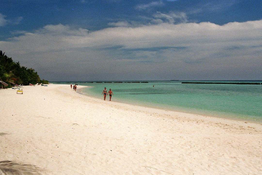 Strand an der Ostseite Summer Island Maldives