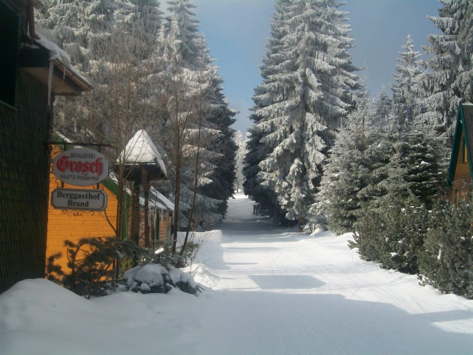 Blick auf Baude und Loipen Berggasthof Brand - Finnhütten & Ferienhäuser am Rennsteig