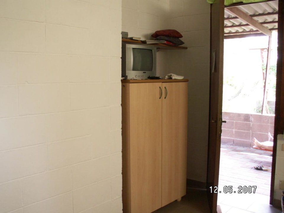 Kommode mit TV im Wohnzimmer Rosapineta Camping Village