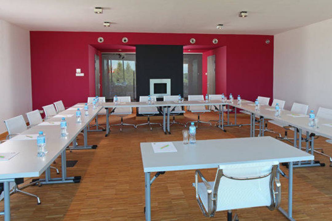 Sala konferencyjna amarantowa Artis Loft Hotel
