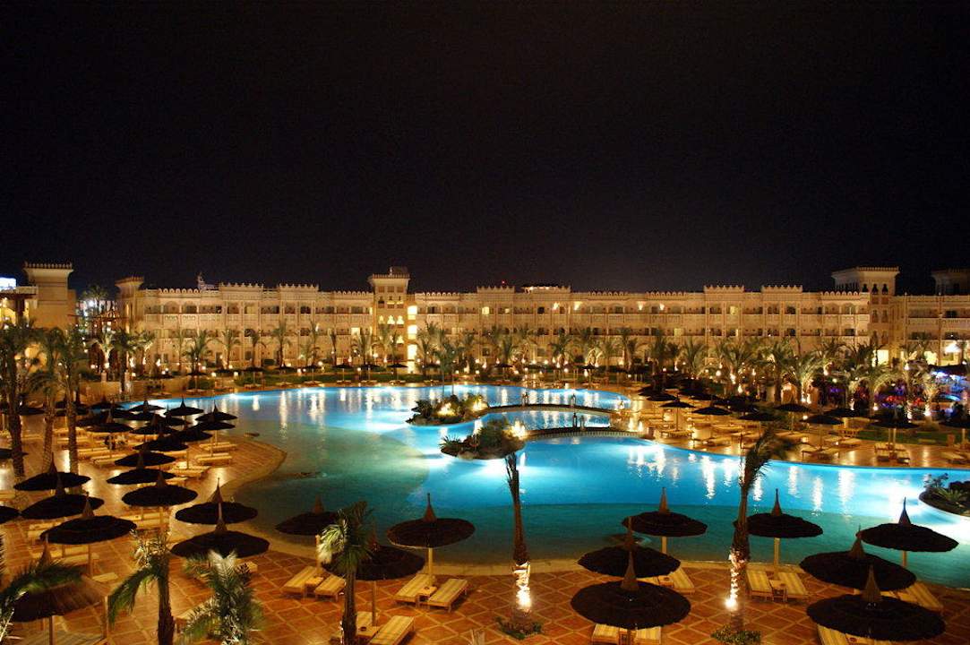 Ausblick zum Pool bei Nacht Pickalbatros Palace Resort