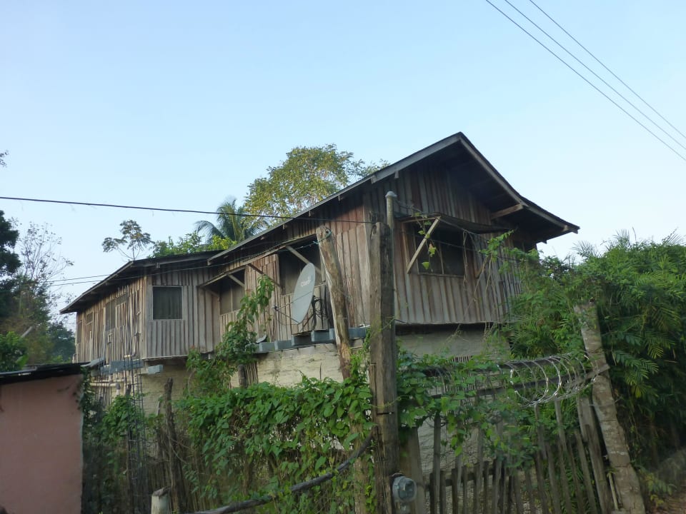 Ansicht von der Straße Hostal Hermano Pedro Tikal