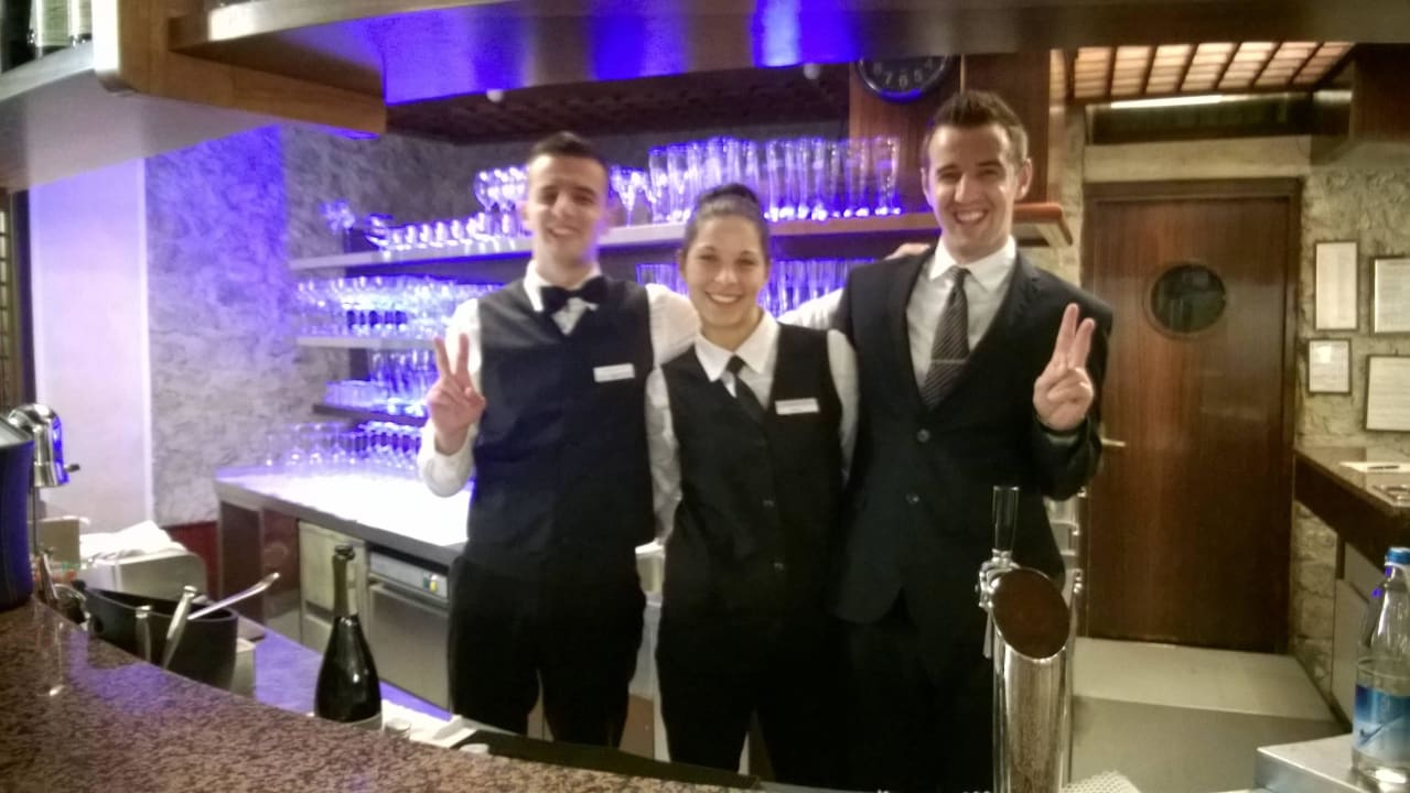 Das Superteam an der Bar Hotel Caravel