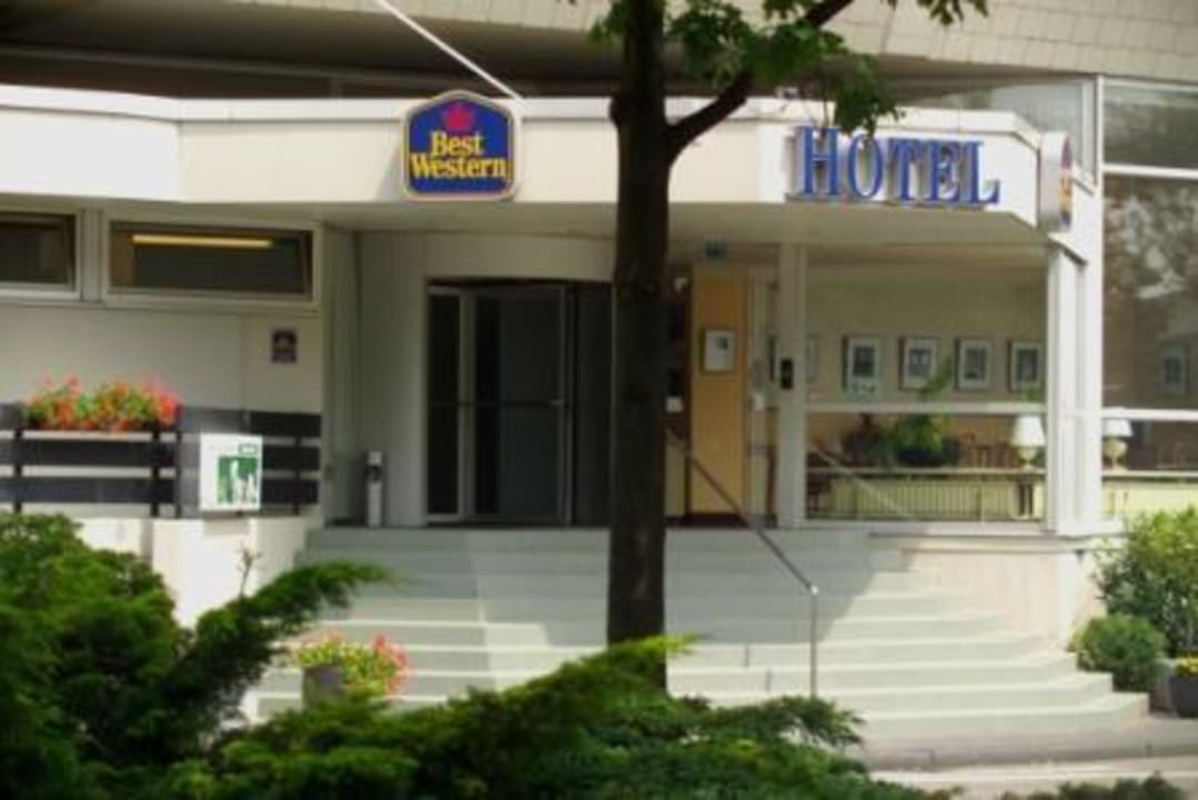 Eingang Leoso Hotel Leverkusen