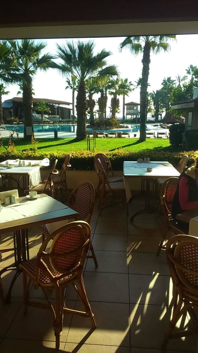 Blick von der Frühstücks/Raucher-Terrasse Akka Alinda Hotel