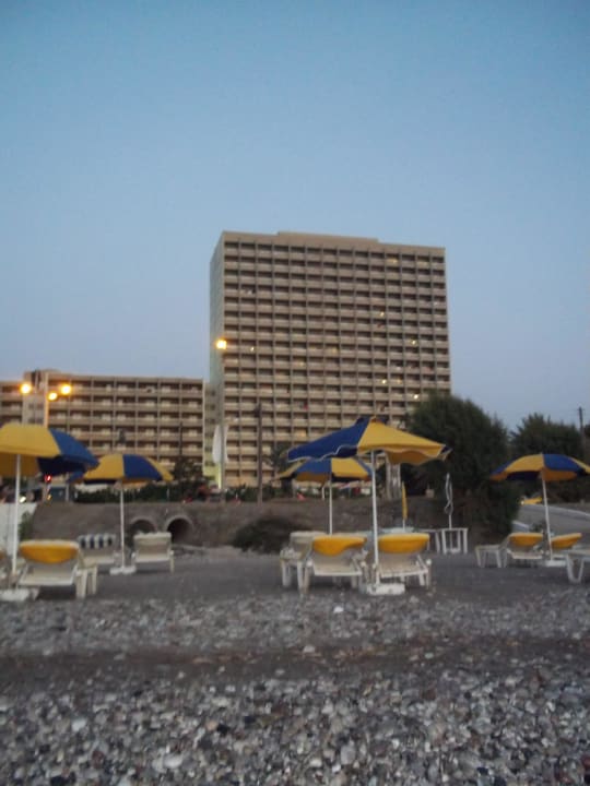 Hotelansicht abends vom Strand aus Rodos Palace Hotel