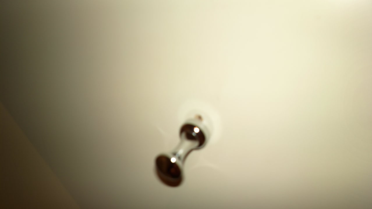 Halb abgerissener Badezimmertürhaken Hotel Kaiserhof Eisenach