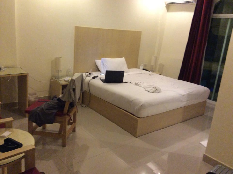 Doppelbett u. kl. Schreibtisch & 2 Stühle  ca 20qm Zing Resort & Spa