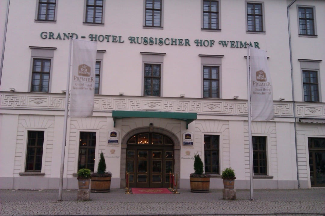 Vor dem Hotel Best Western Premier Grand Hotel Russischer Hof