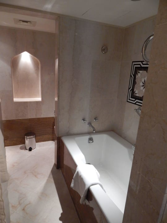 Badewanne mit gegenüberliegender Dusche Sheraton Hotel & Resort Abu Dhabi