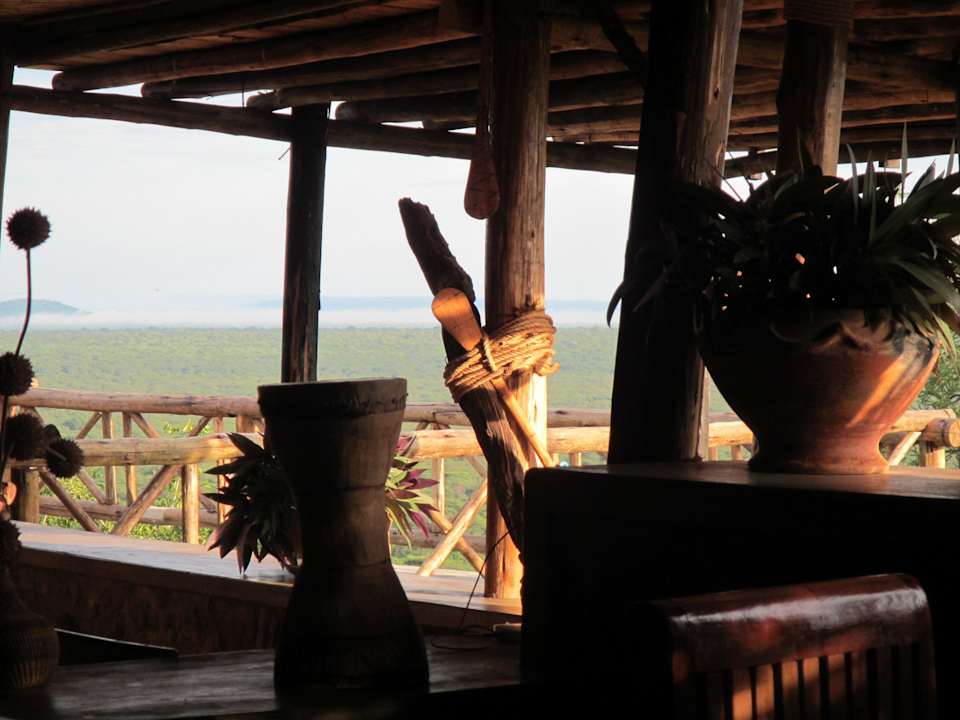 Ausblick vom Aufenthaltsraum mit Bar und Poolbilla Ruaha Hilltop Lodge