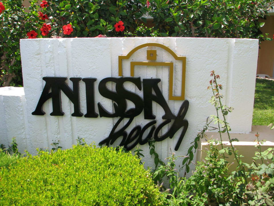 Das Eingangsschild Anissa Beach & Village
