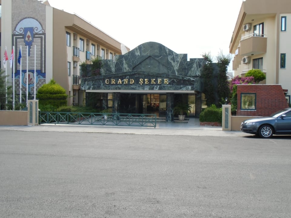 Haupteingang des Hotels Grand Seker Hotel