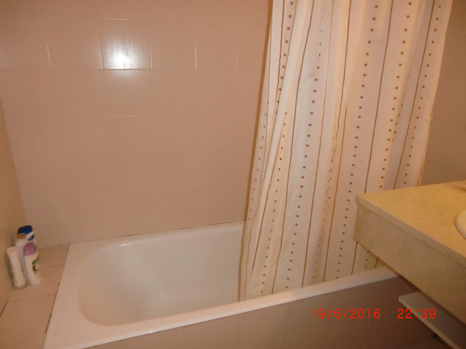 Älteres Bad mit schmutzigen Fugen FERGUS Club Carema Splash