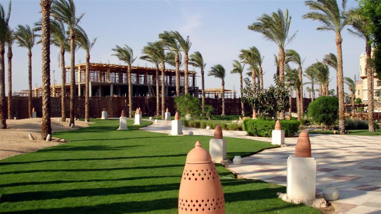 Gartenanlage im Hintertrund die Baustelle Makadi Palace