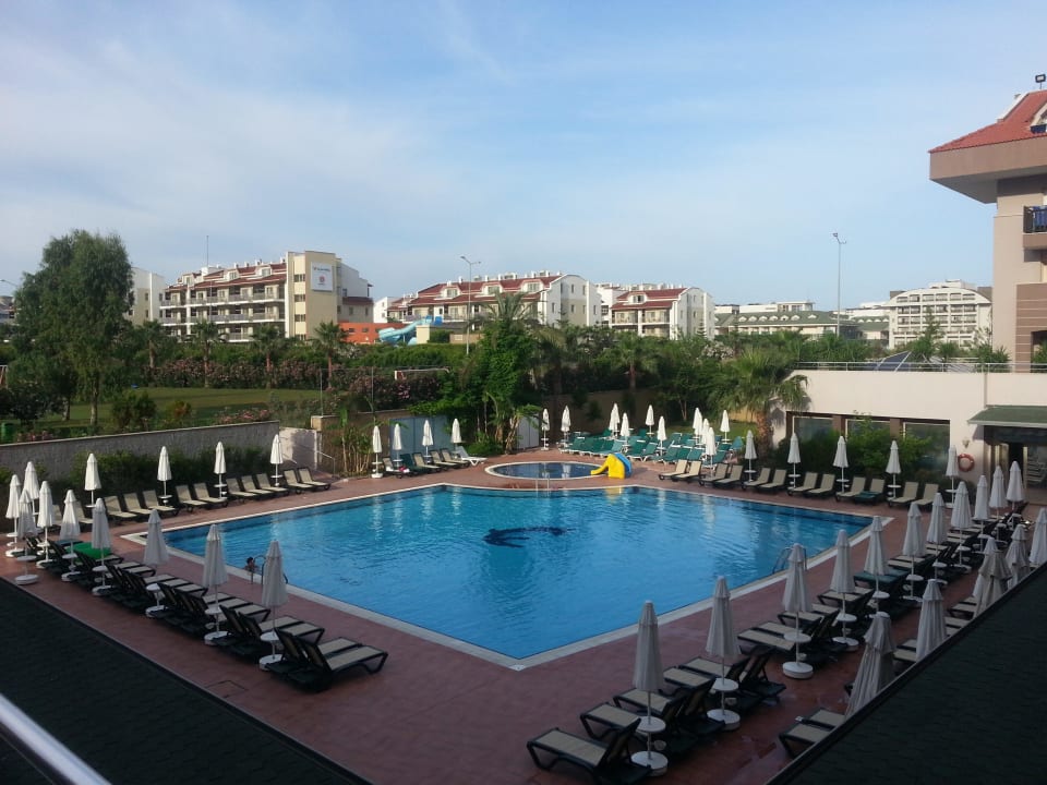 Blick aus unserem Zimmer Pool immer Sauber  Hane Family Resort