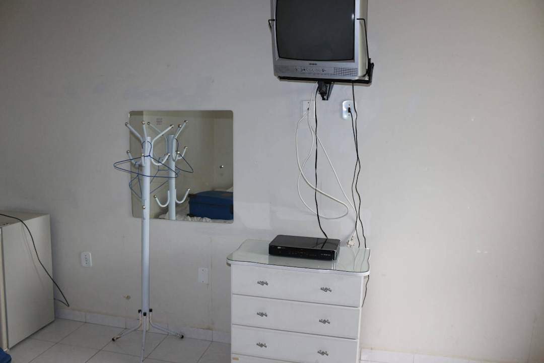 Garderobe und Fernseher Hotel Verde