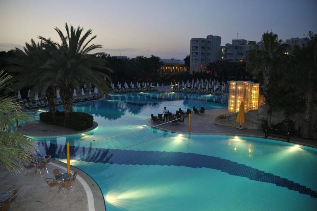 Der Hauptpool am Abend Monachus Family Resort Sorgun