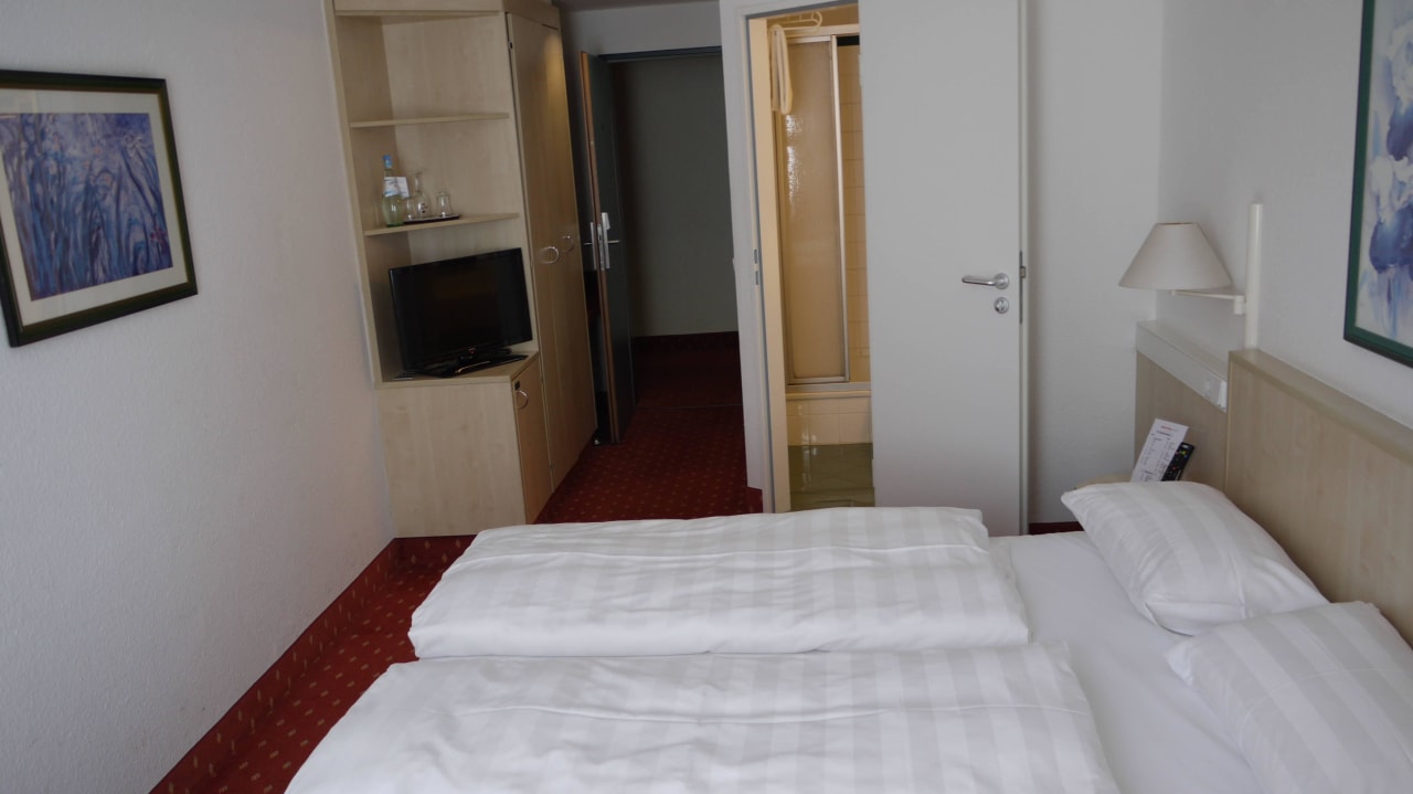 Zum Flur und Bad (rechts) IntercityHotel Schwerin