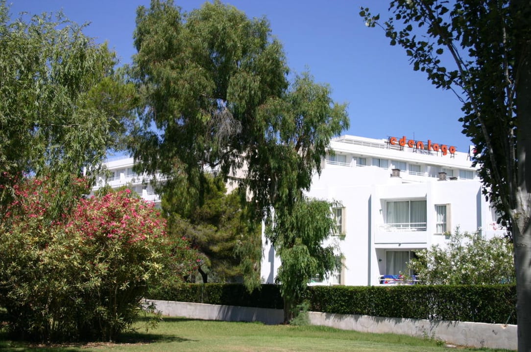 Hotel vom Park aus gesehen VIVA Eden Lago