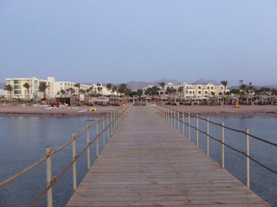 Widok hotelu z molo Regency Plaza Aqua Park & Spa