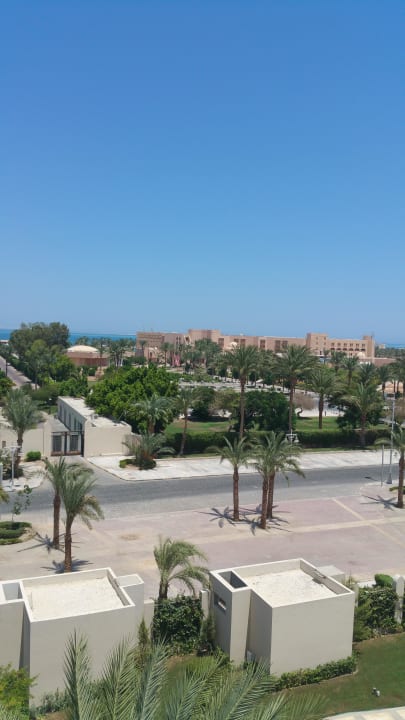 Ausblick vom Dachpool auf die Umgebung  Steigenberger Aqua Magic