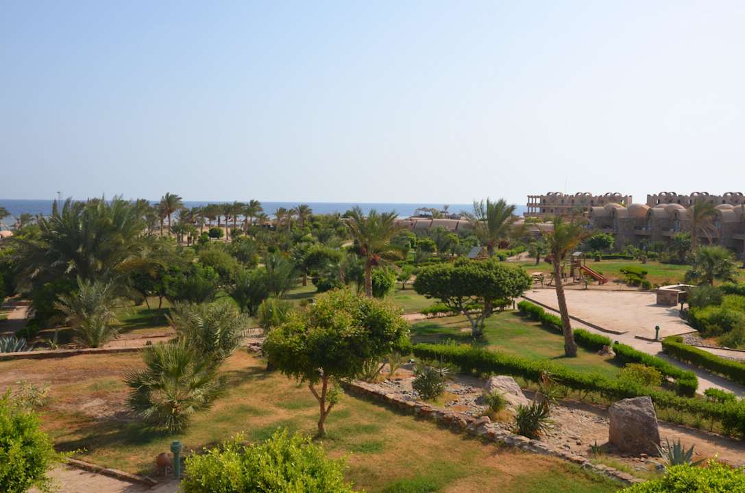 Вид с балкона Pensée Royal Garden Beach Resort