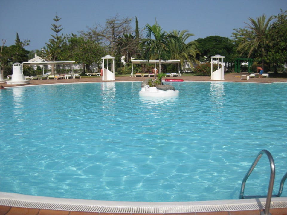 Poolanlage des Sandy Golfs Bungalows Cordial Sandy Golf