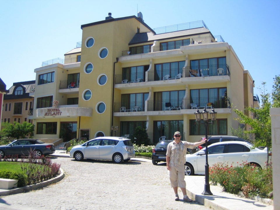 Внешний вид отеля и я на фоне Hotel Atlant