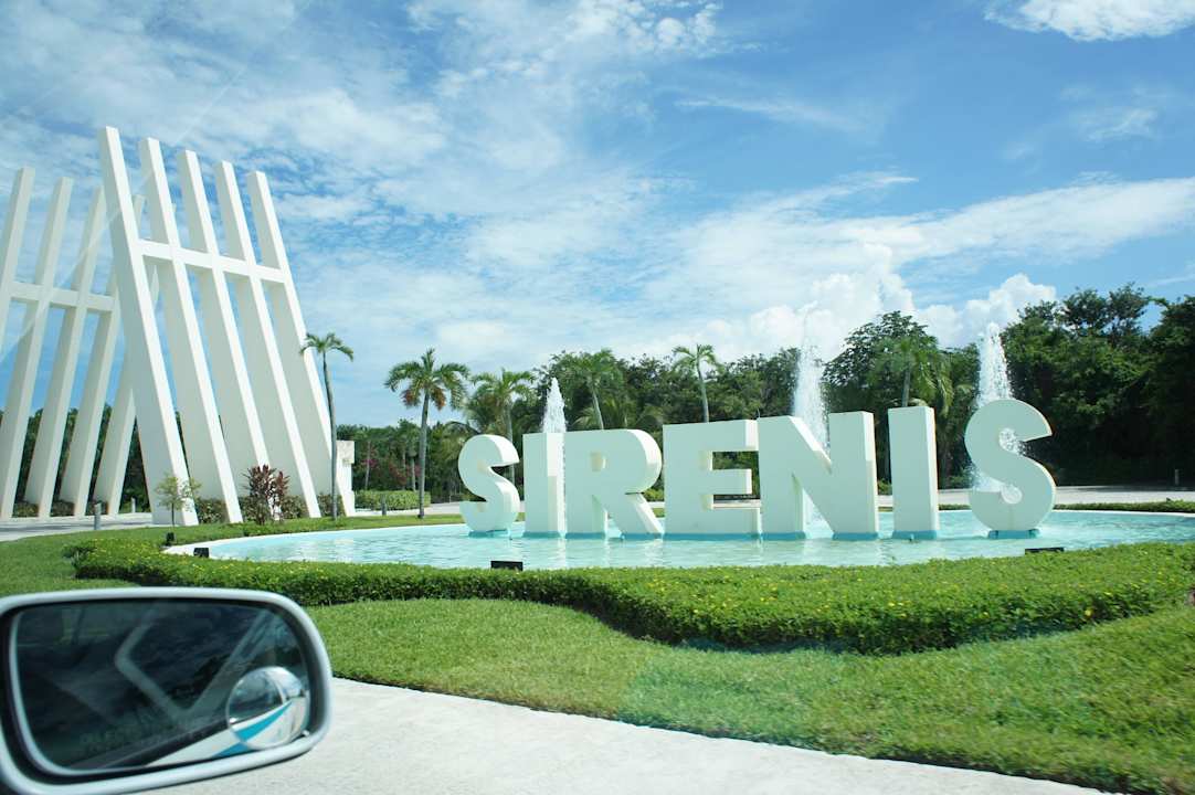 Einfahrt zum Hotelgelände Grand Sirenis Riviera Maya Resort & Spa