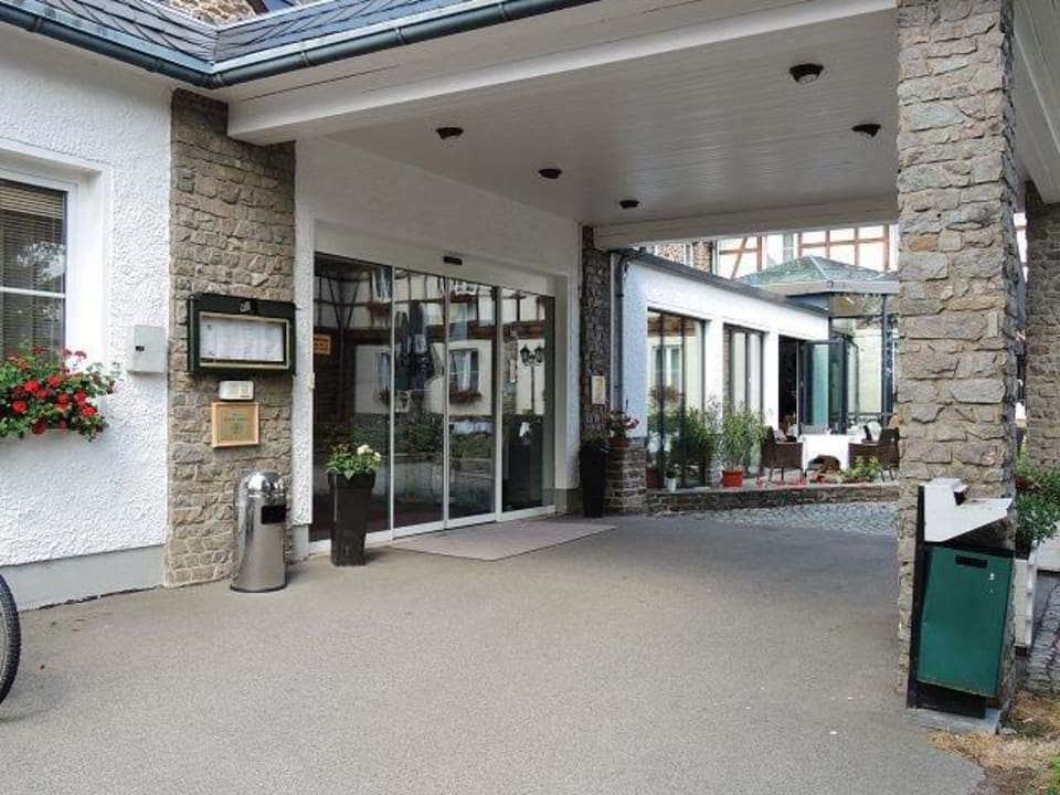 Haupteingang Sonnenhotel Hoher Hahn