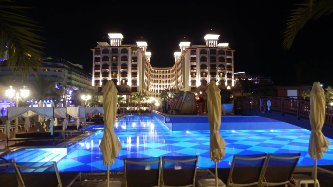 Bei Nacht Quattro Beach Spa & Resort