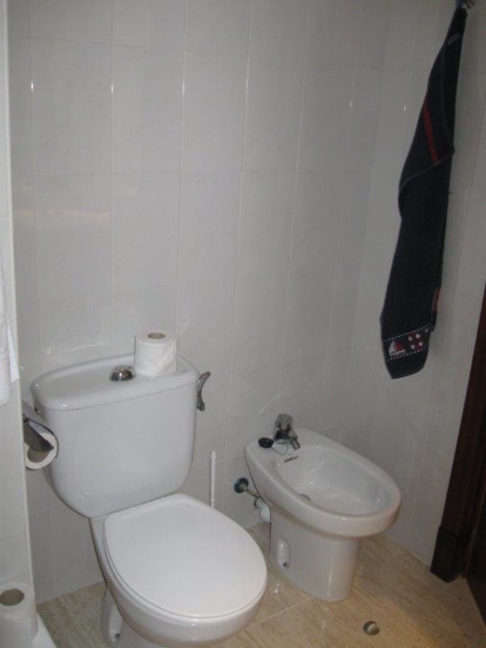 Toilette im kleinen Bad allsun Hotel Cristóbal Colón