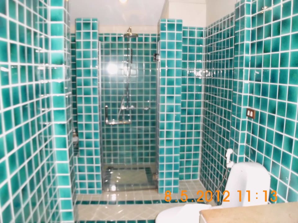 Großzügiges Bad/Wanne links der Dusche The Fair House Beach Resort