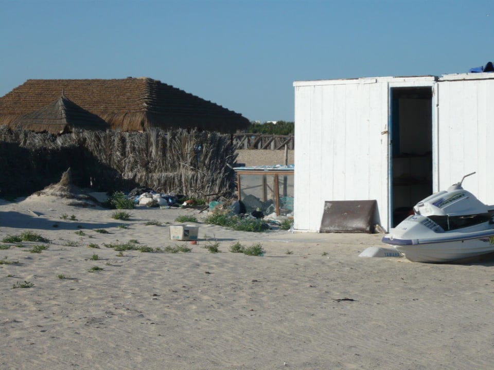 Verrotteter Jet Ski und Müll am Strand Sidi Mansour Resort & Spa