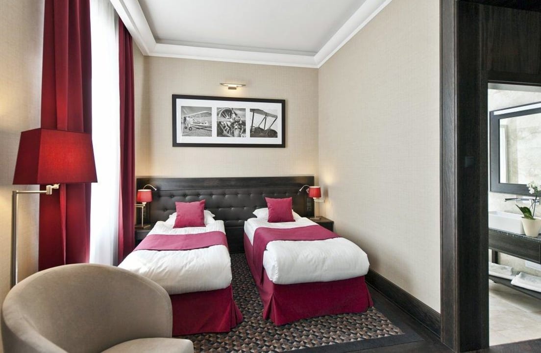 STANDARD  Red Baron Hotel