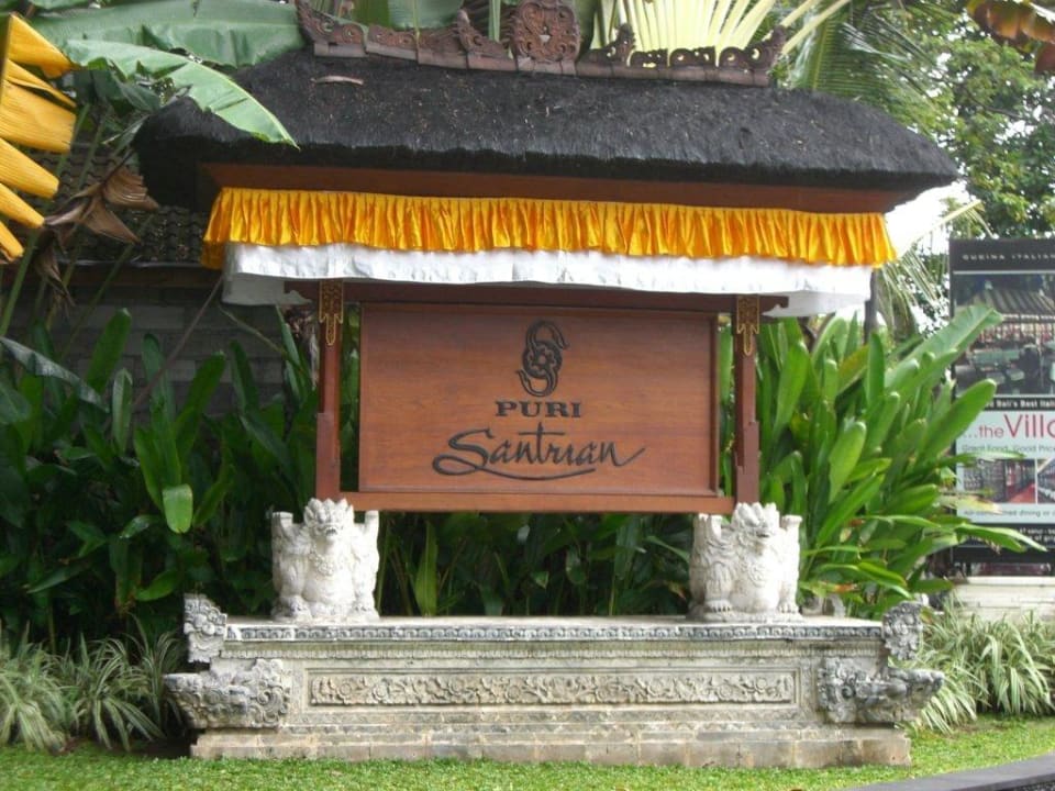 Hotelschild an der Hauptstrasse Puri Santrian