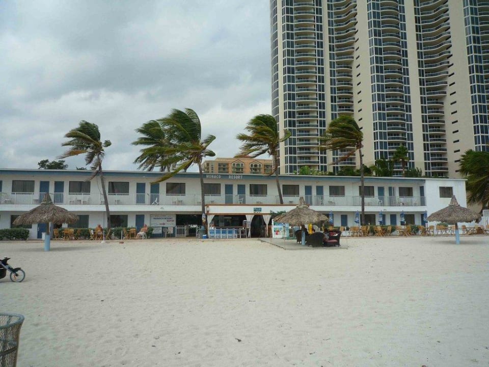 Hotel vom Strand aus Hotel Travelodge Monaco Oceanfront Resort