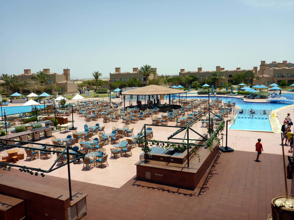 Buffet und Pool Akassia Swiss Resort