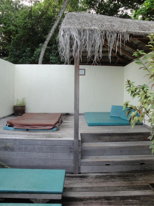 Gartenbereich des Jacuzzi Beach Bungalows Meeru Maldives Resort Island