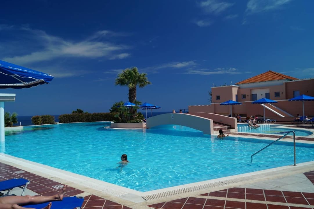 Ochłoda nad basenem Mitsis Rodos Village