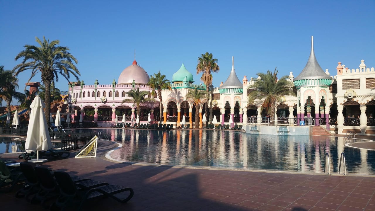 Hauptpool,  dahinter sehr großer speisesaal  Kamelya Aishen Club