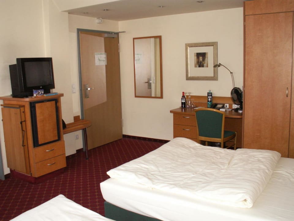 Blick vom Fenster Richtung Türe Garner Hotel Hamburg - Wandsbek Marktplatz