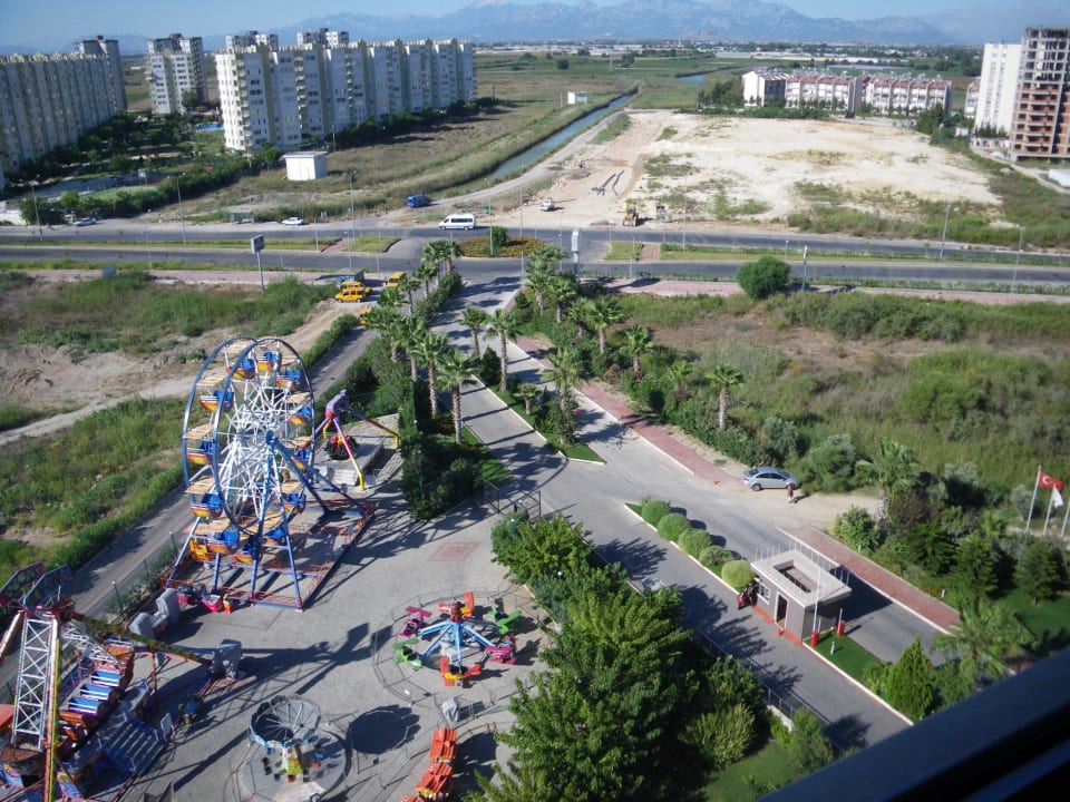 Lunapark am Tage Saturn Palace Resort Hotel