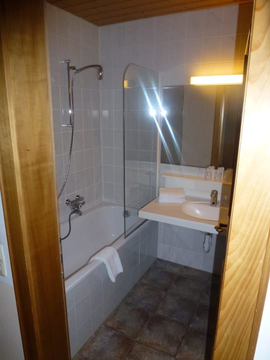 Bad mit Wanne und Dusche Garni Hotel - Das Alpin Kaiserzeit