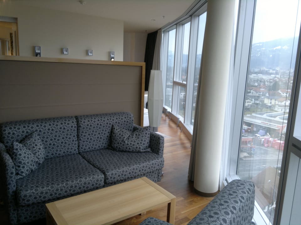 Sofa im vorderen Teil der Wellnes Suite Four Points by Sheraton Panoramahaus Dornbirn