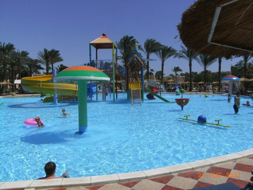 Kinderpoollandschaft hinter dem Haupthaus Beach Albatros Resort