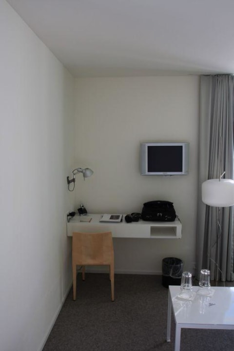 TFT und Mini-Schreibtisch Hotel Castell