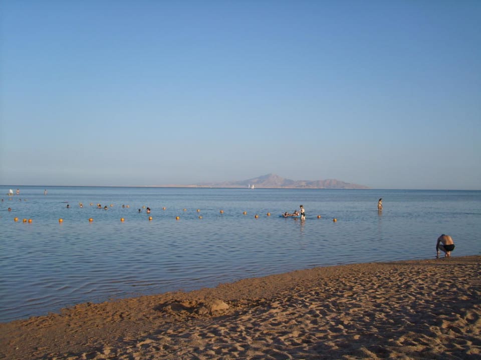 Weitläufiger Sand/Kiesstrand JAZ Mirabel Beach